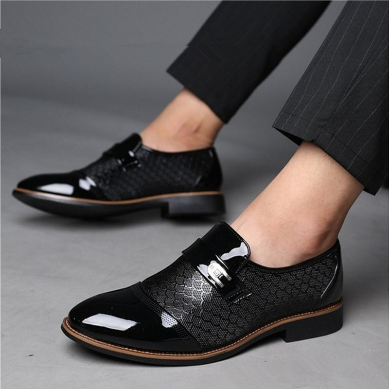 Embossed men's leather shoes