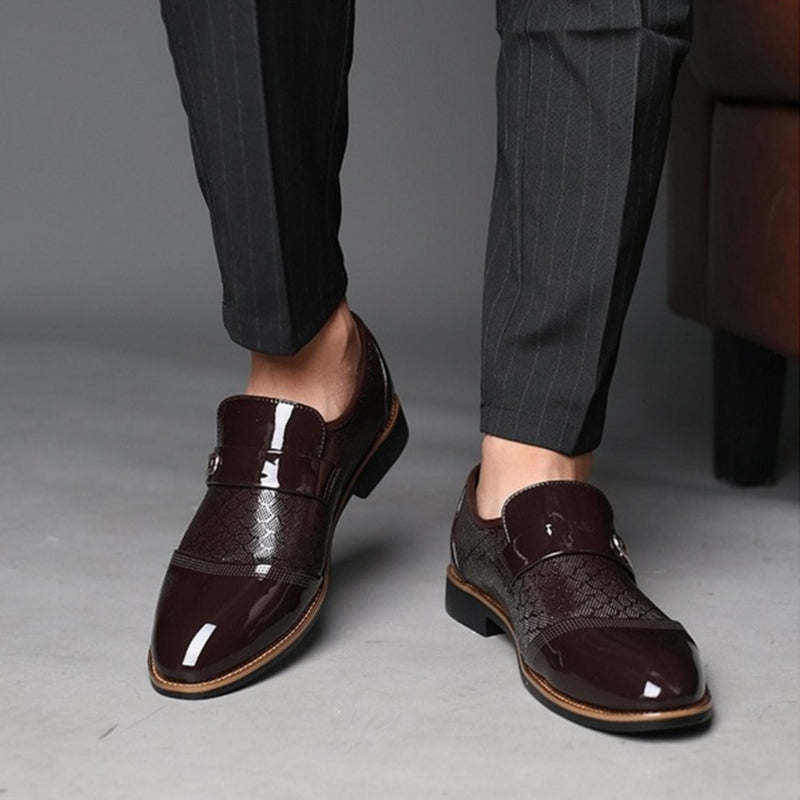 Embossed men's leather shoes